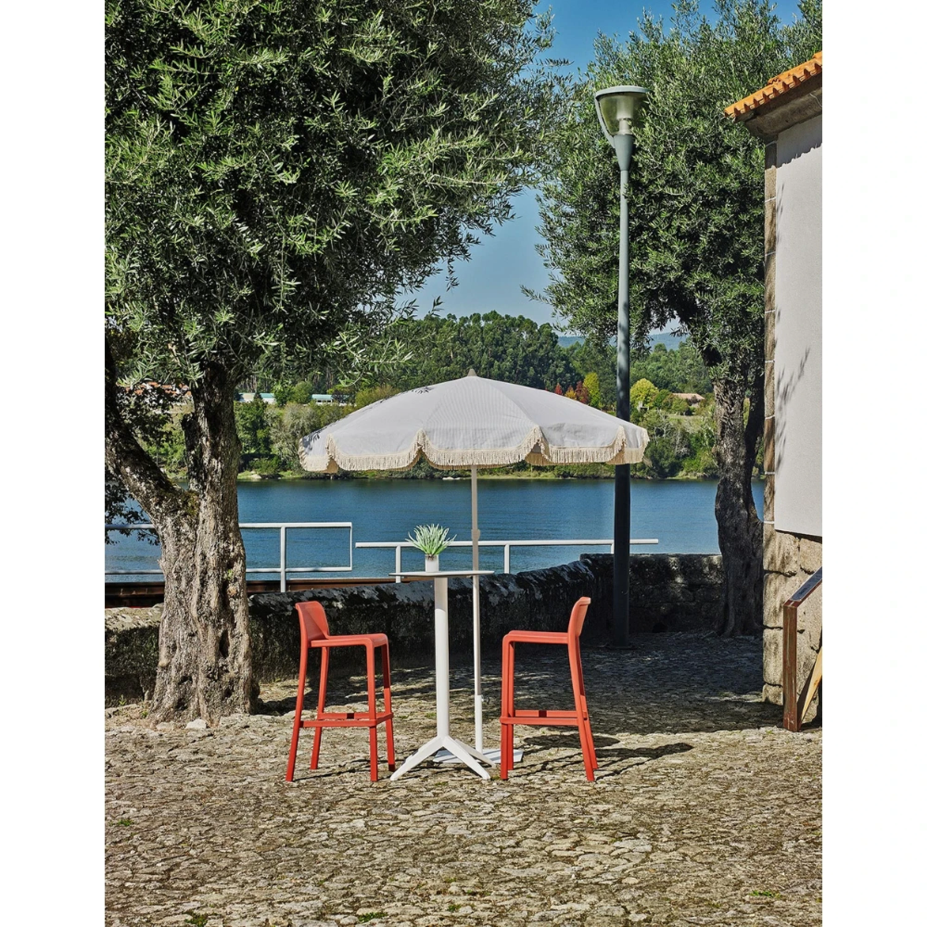 Attic Tabouret haut empilable - ezpeleta professionnel