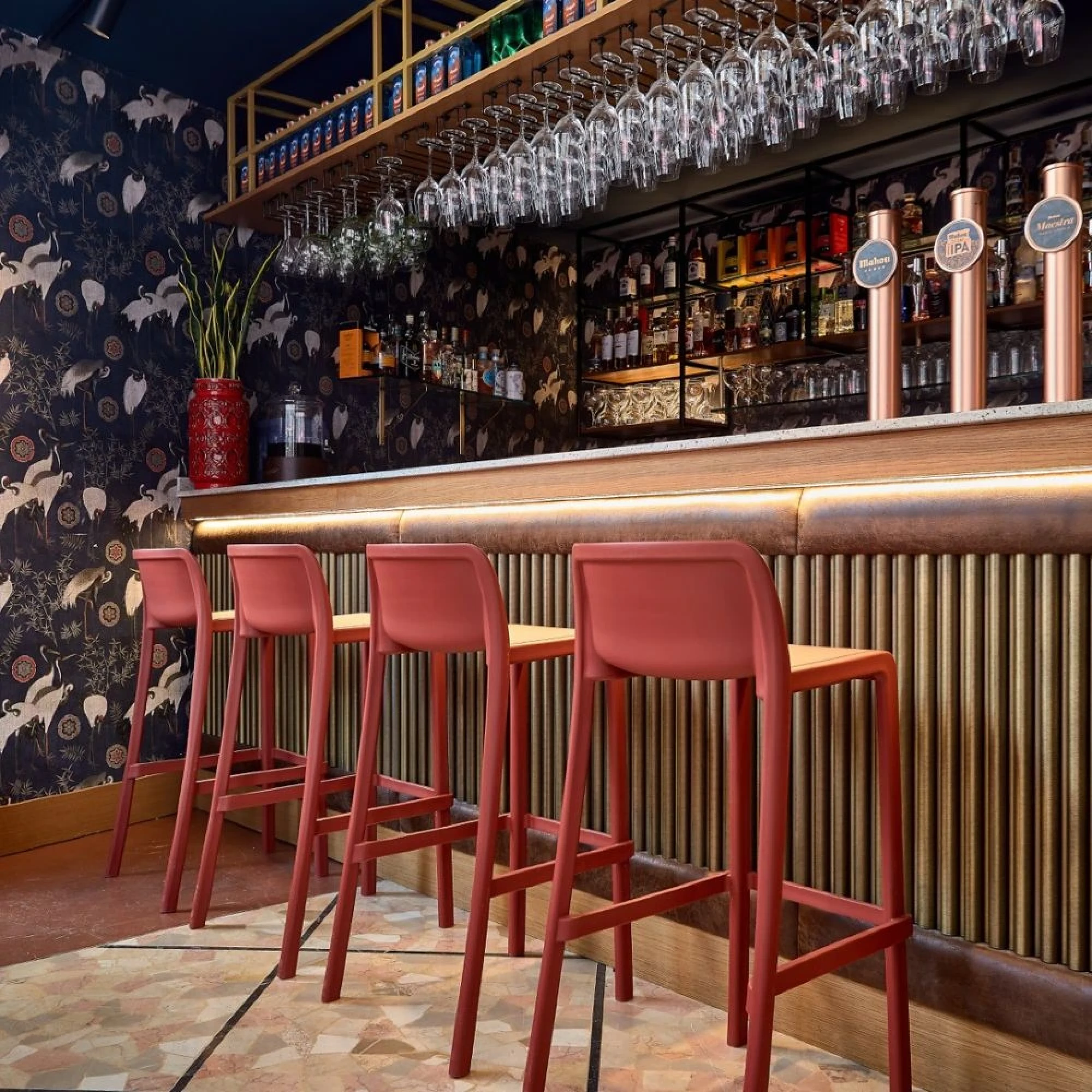 Attic Tabouret haut empilable - ezpeleta professionnel