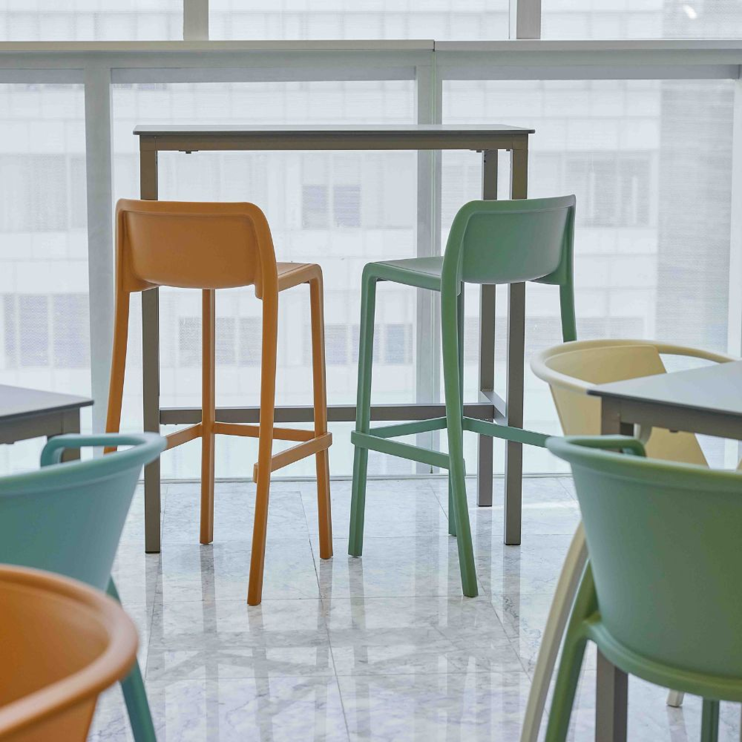 Attic Tabouret haut empilable - ezpeleta professionnel