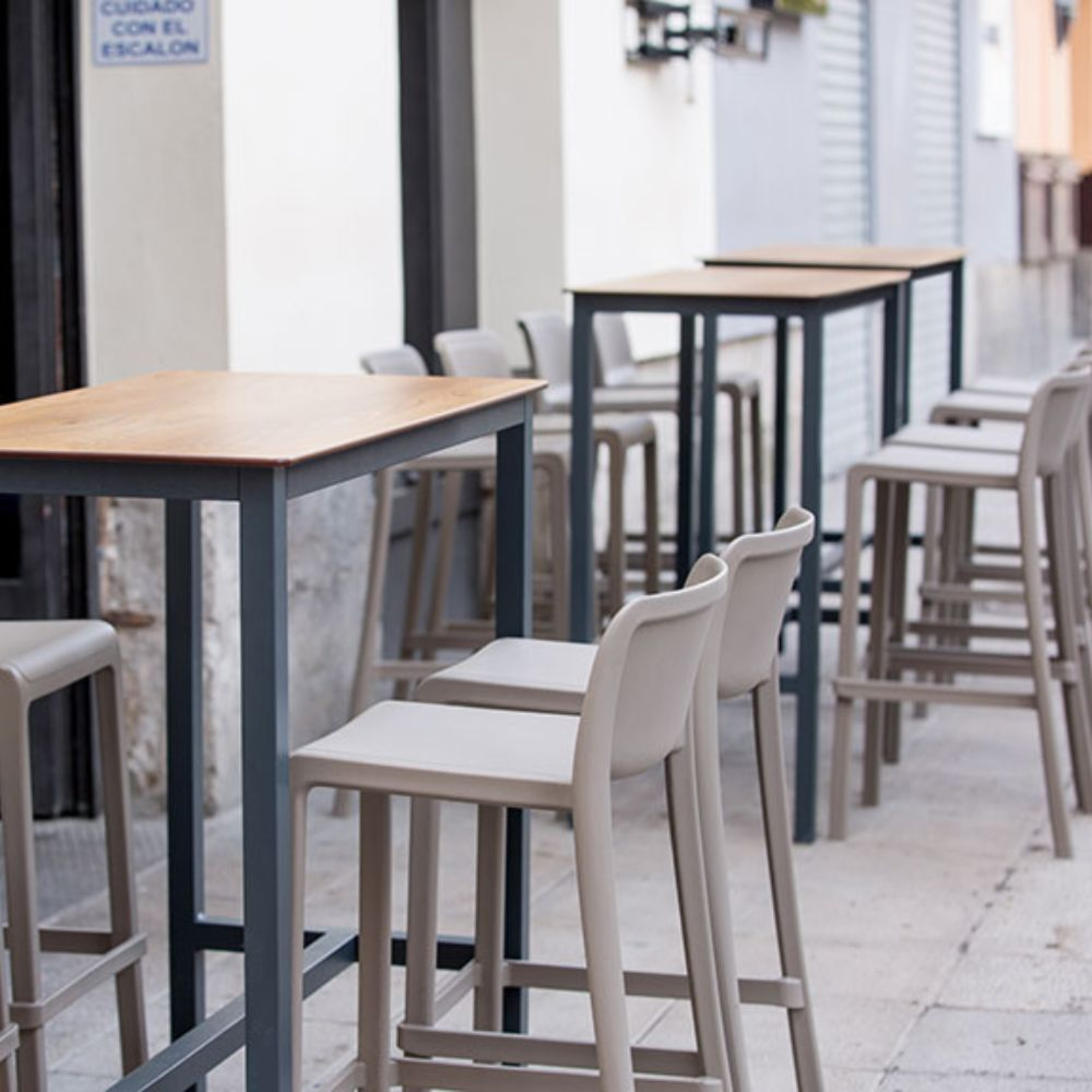 Attic Tabouret haut empilable - ezpeleta professionnel