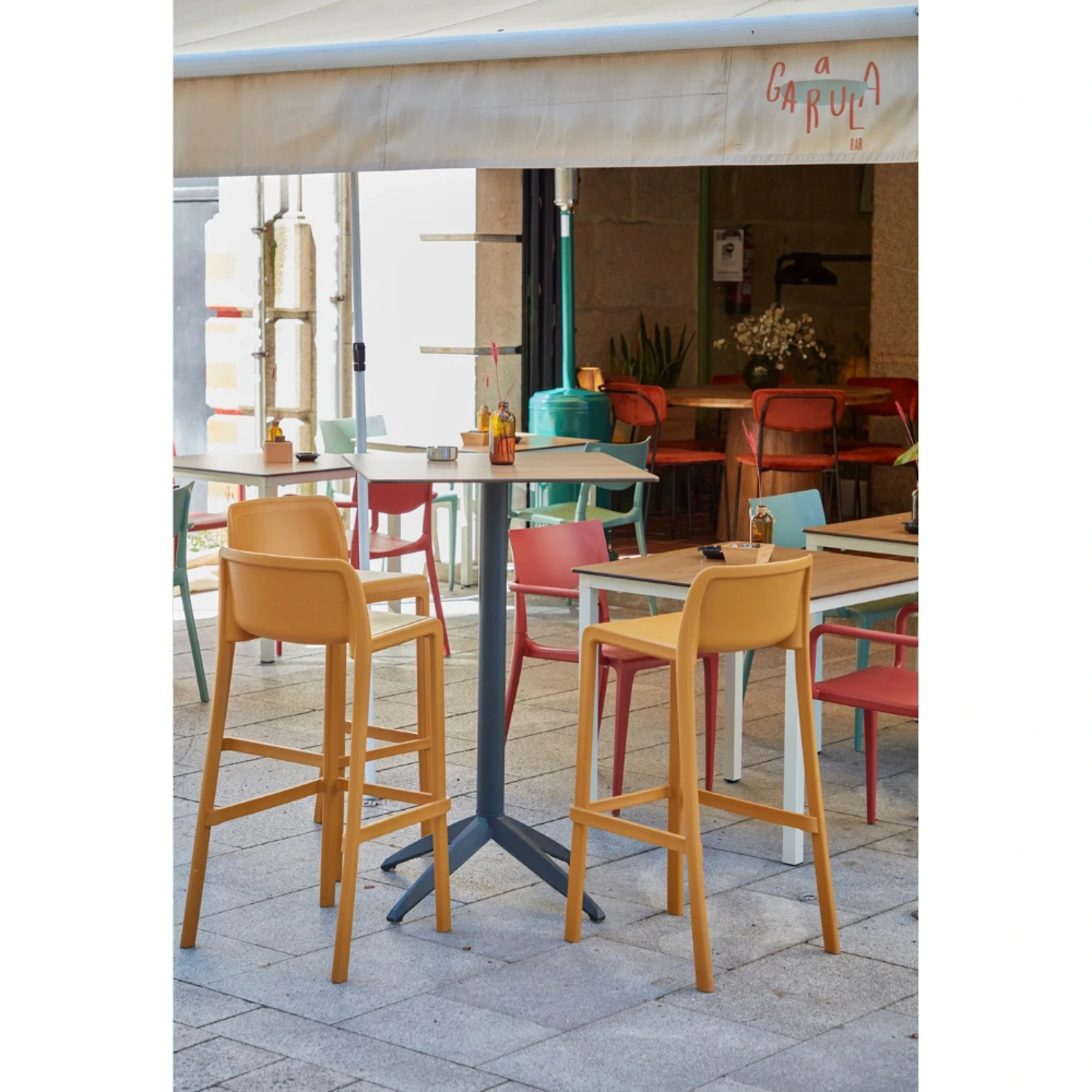 Attic Tabouret haut empilable - ezpeleta professionnel