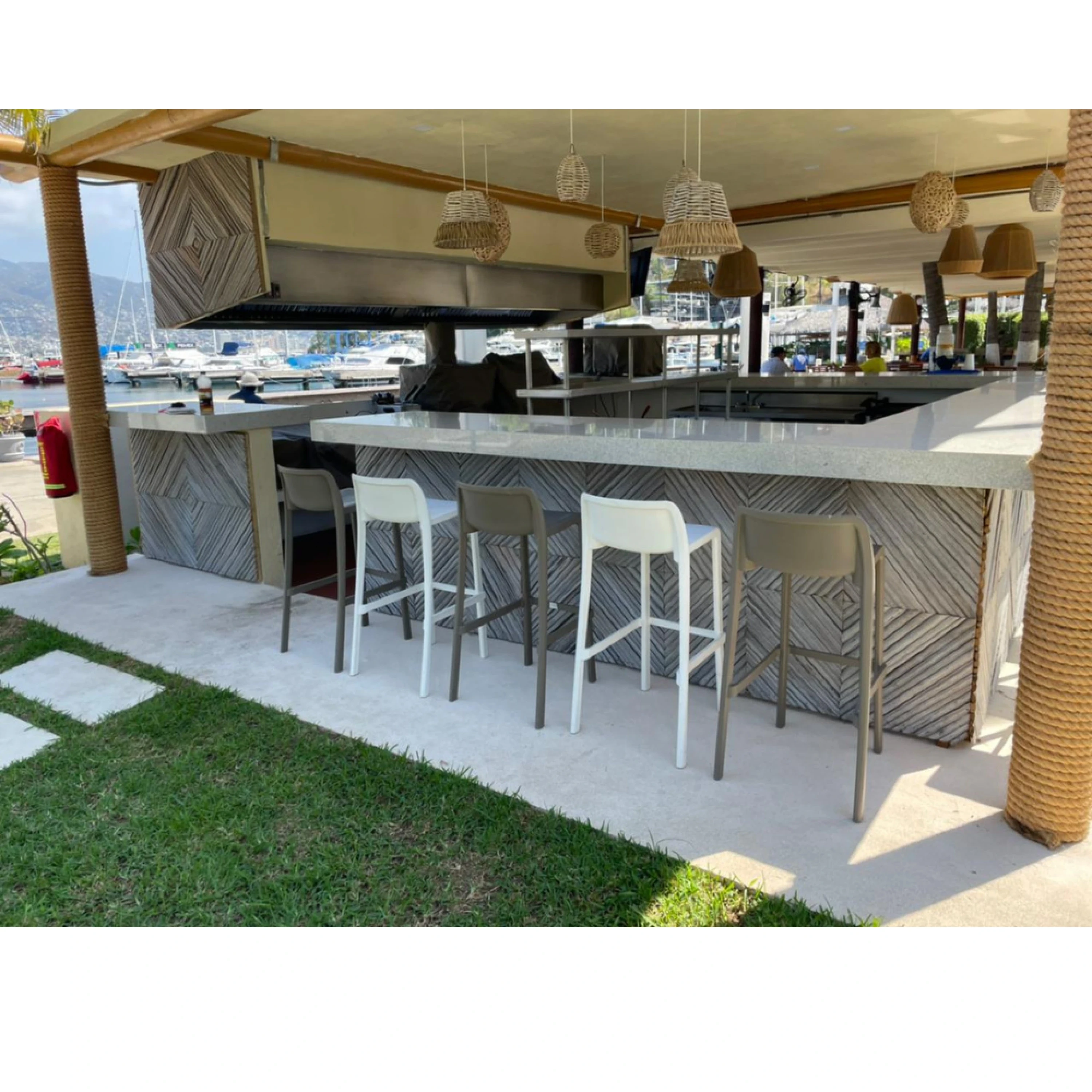 Attic Tabouret haut empilable - ezpeleta professionnel