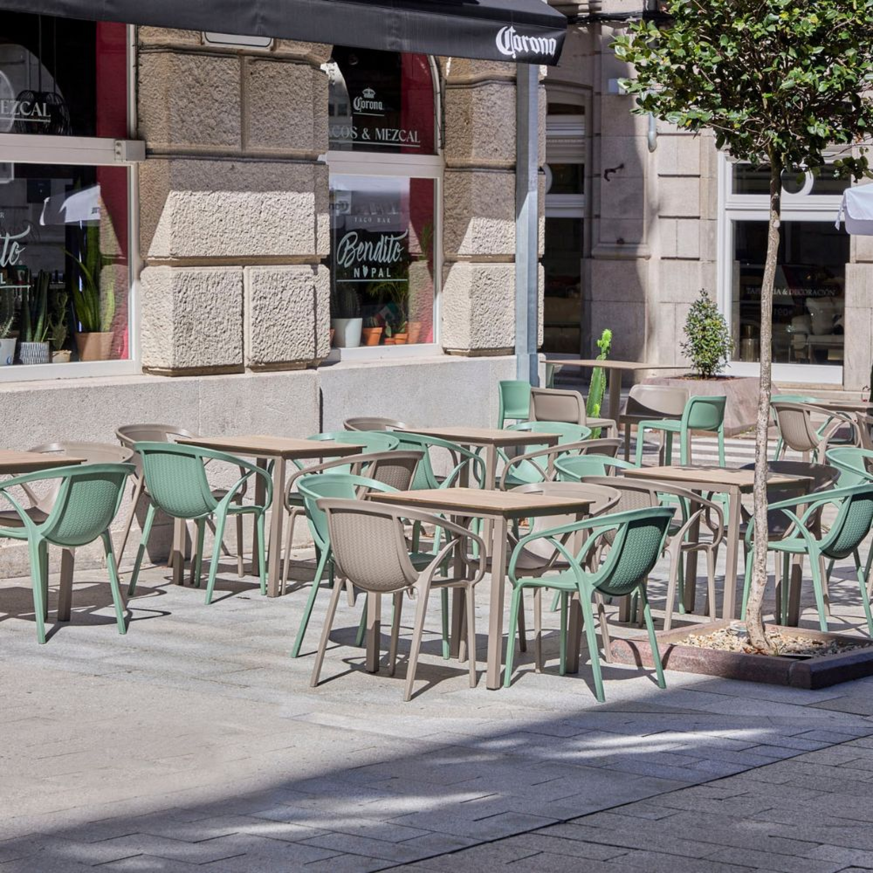 FAUTEUIL EMPILABLE HOP - EZPELETA PROFESSIONNEL