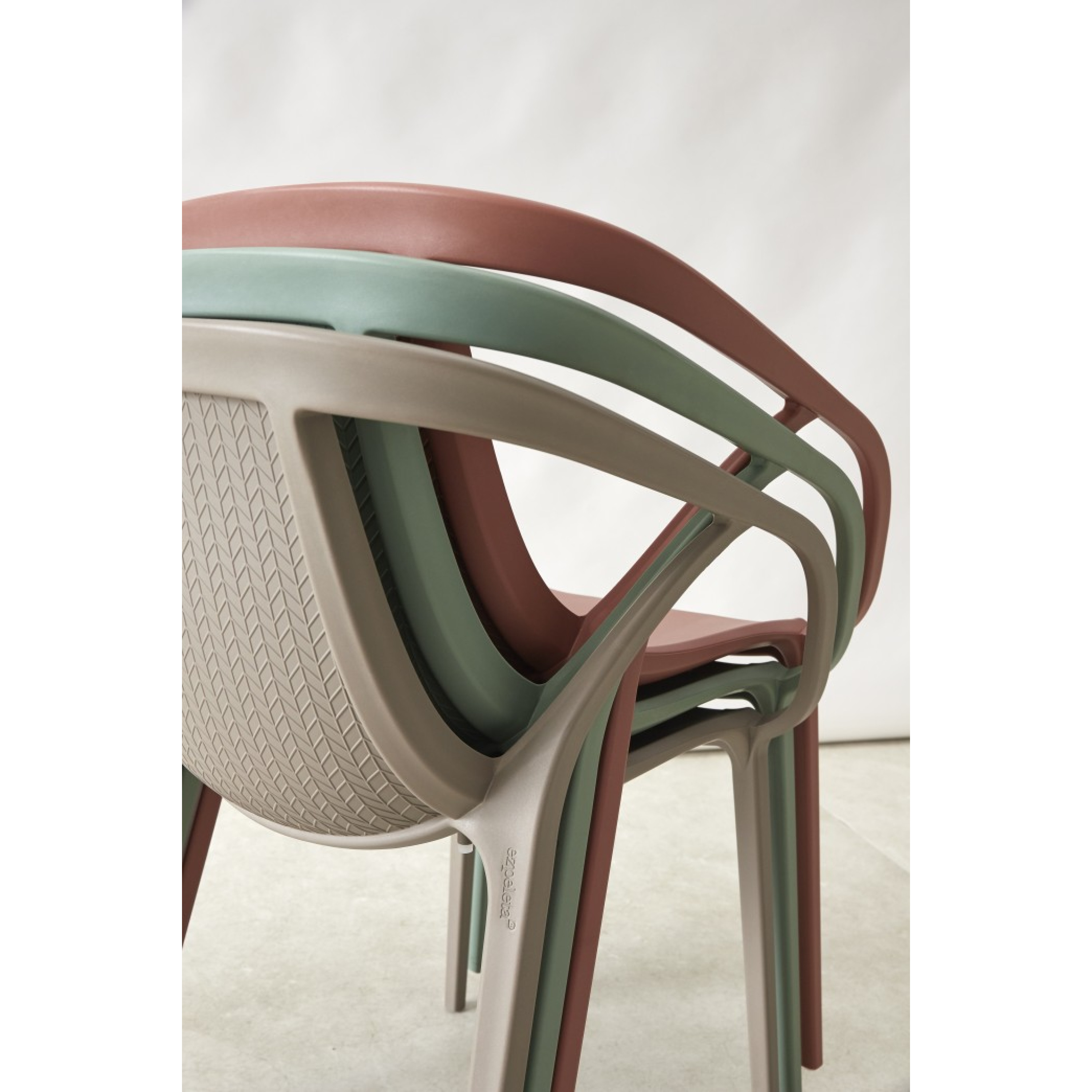 FAUTEUIL EMPILABLE HOP - EZPELETA PROFESSIONNEL